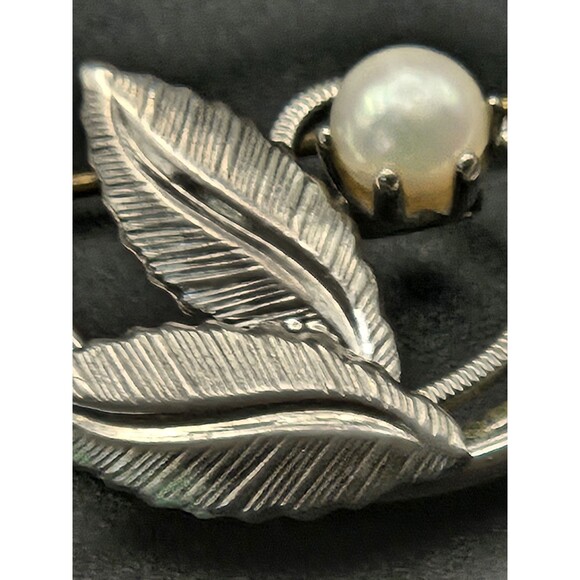 Round Silver Tone Brooch With Silver Leaf and Pearl - Picture 4 of 8